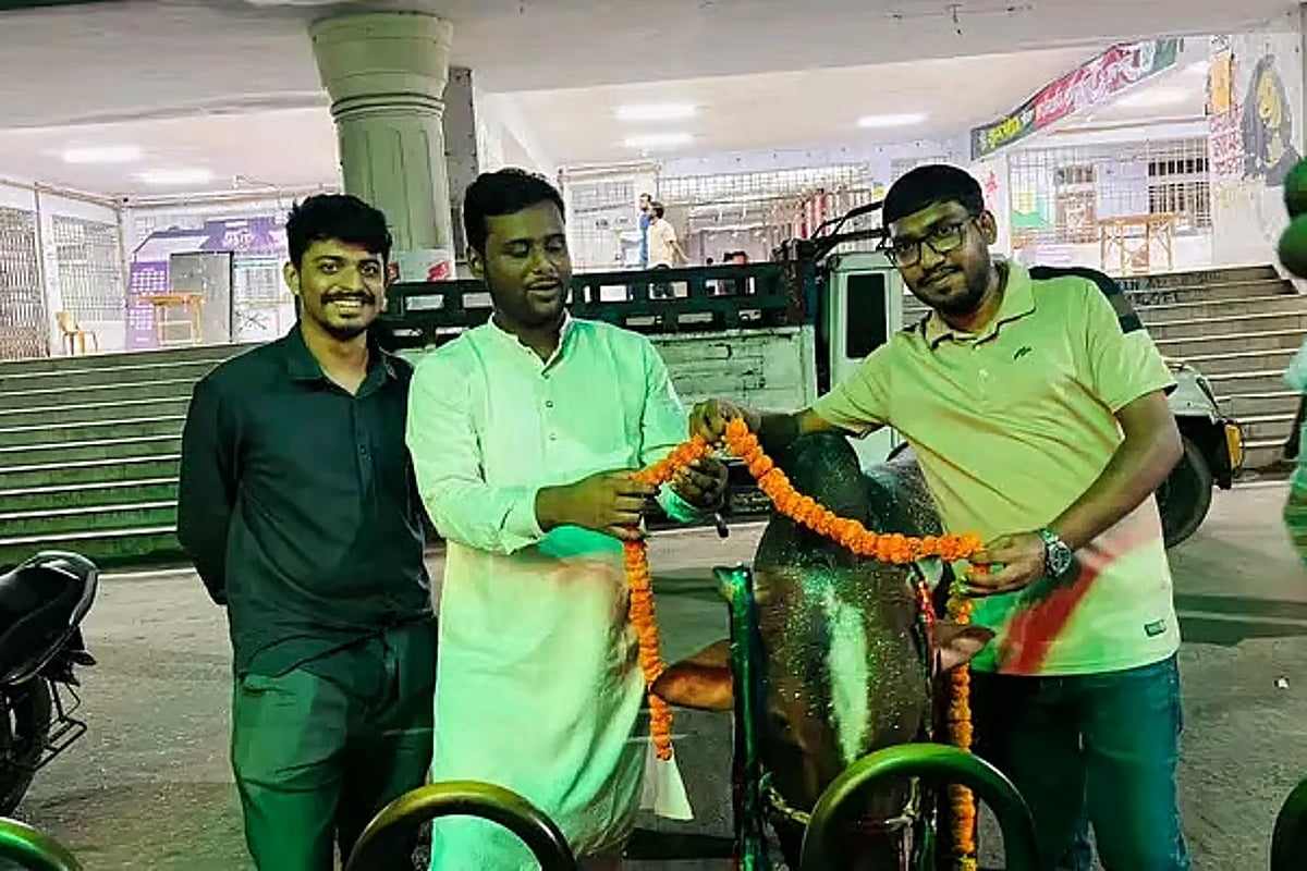 নোটিশের প্রতিবাদে গরু জবাই করে মাংসভোজ অনুষ্ঠান