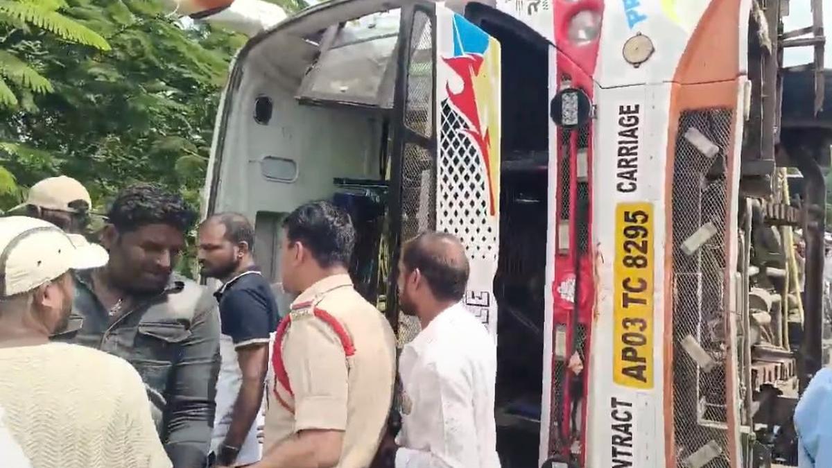तेलंगाना: अनंतगिरि घाट रोड पर बस पलटी, चार महिलाओं की मौत