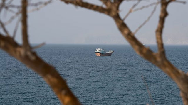 US signals economic escalation as Iran warns of oil export halt