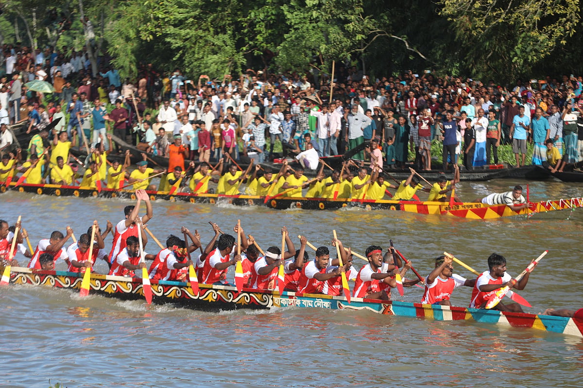 সোনাই নদীতে অনুষ্ঠিত হল ঐতিহ্যবাহী নৌকা দৌড়