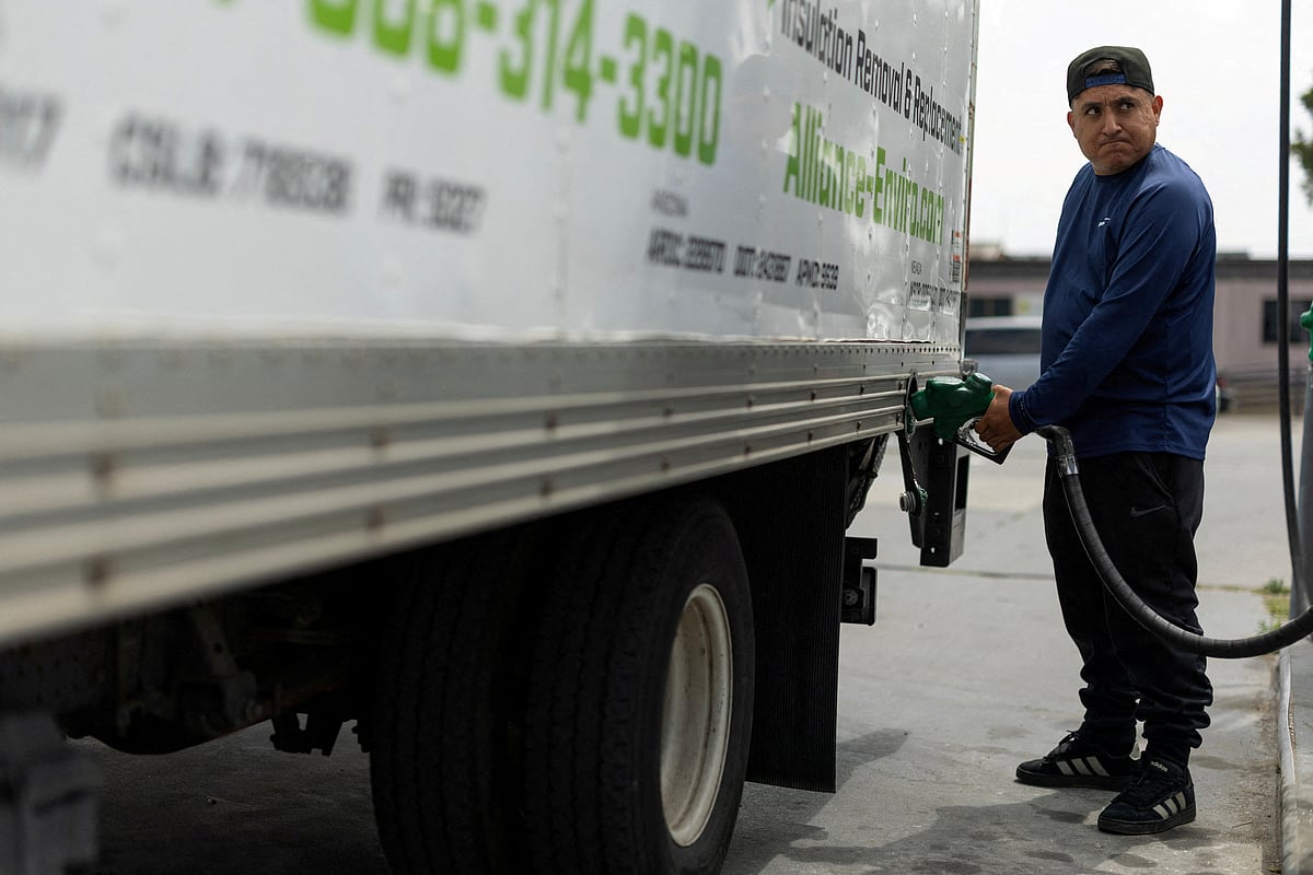 Global markets surge on easing oil costs, US-China trade optimism