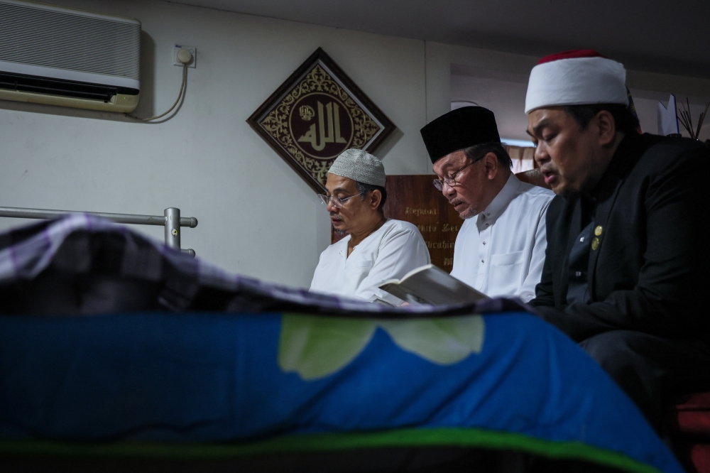 Anwar Ziarahi Jenazah Abang Idrus di Cheruk Tok Kun