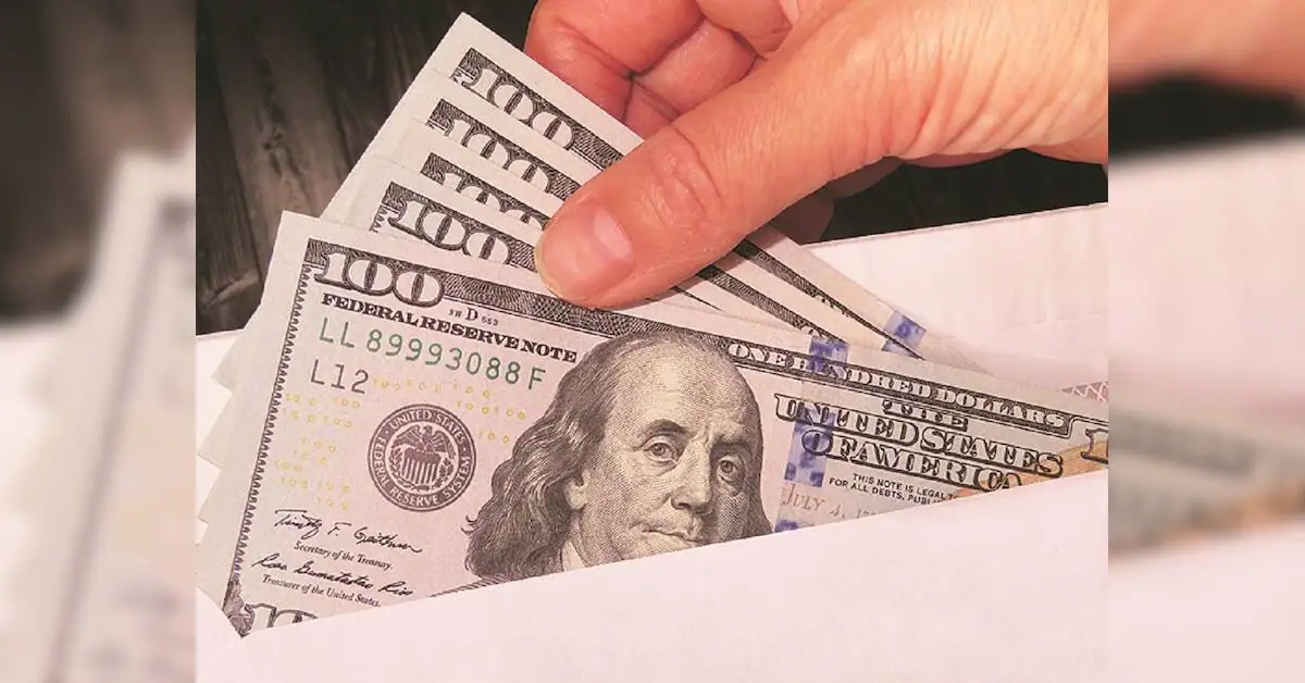 Dollar strengthens on rising expectations of U.S. rate hike in September