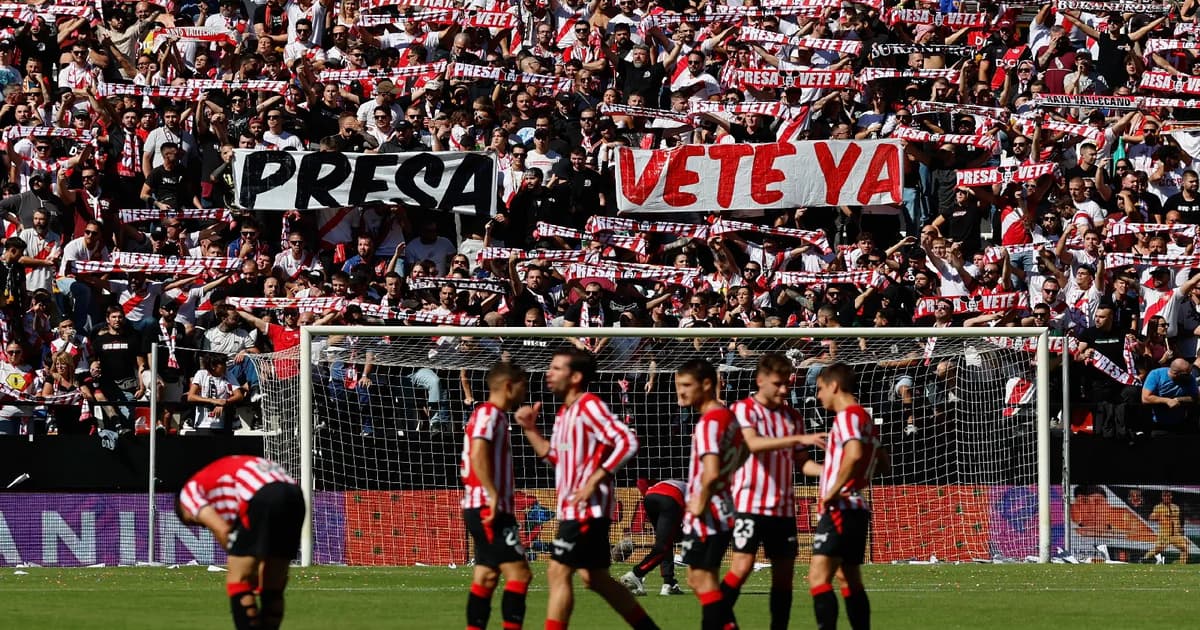Perlawanan Rayo ditangguhkan selepas protes penyokong berkecil hati