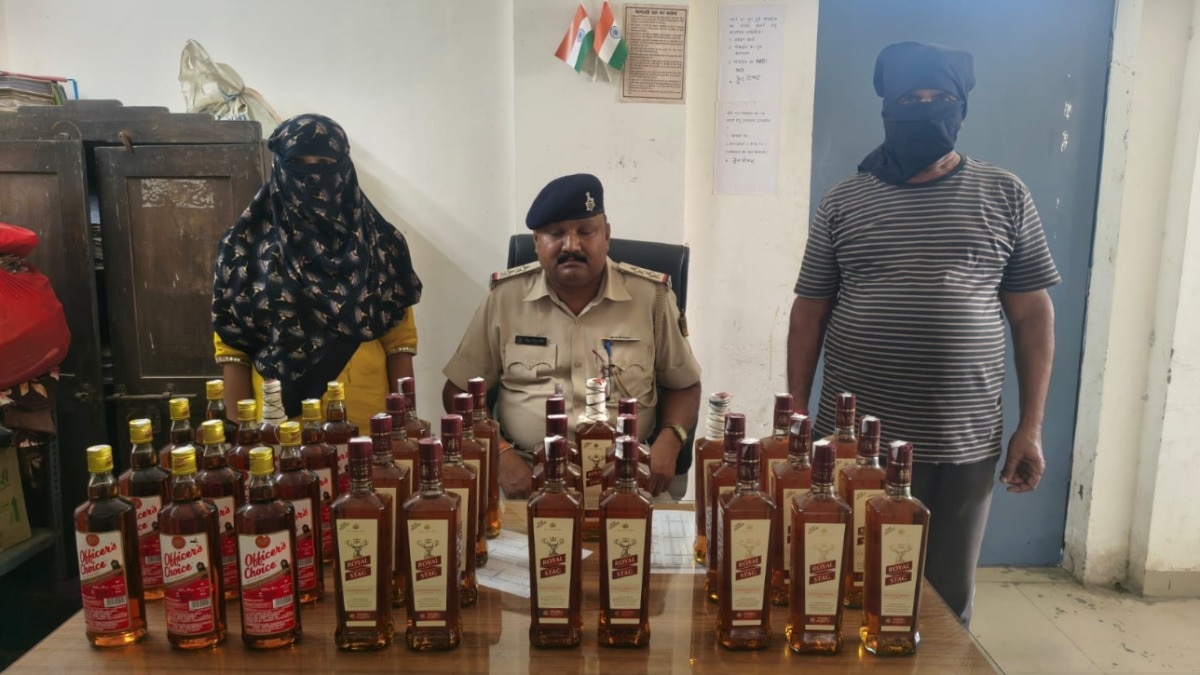 बिहार: शराब प्रतिबंध के बीच रेलवे पुलिस पर जब्त शराब छिपाने का आरोप