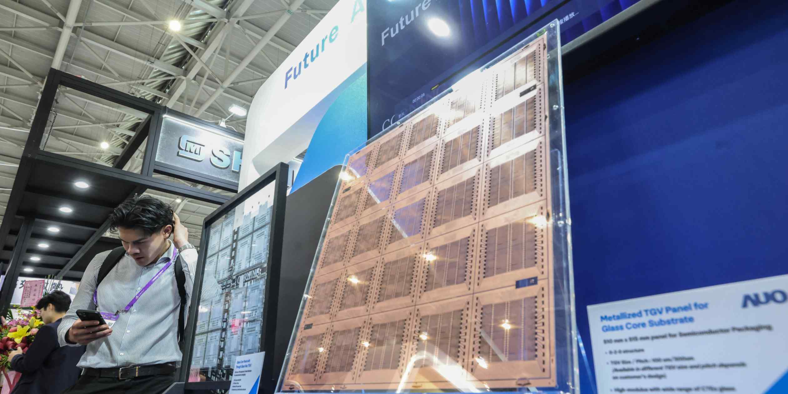 Taiwan display makers explore glass substrates for advanced AI chips