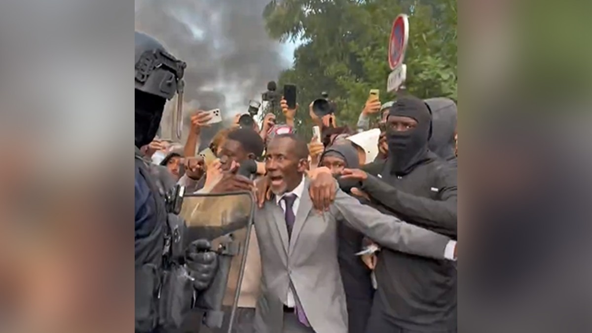 French Mayor Intervenes to Protect Student Protesters from Police