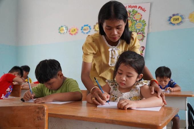 Dedicated educator preserves Khmer language in Vietnam's border regions