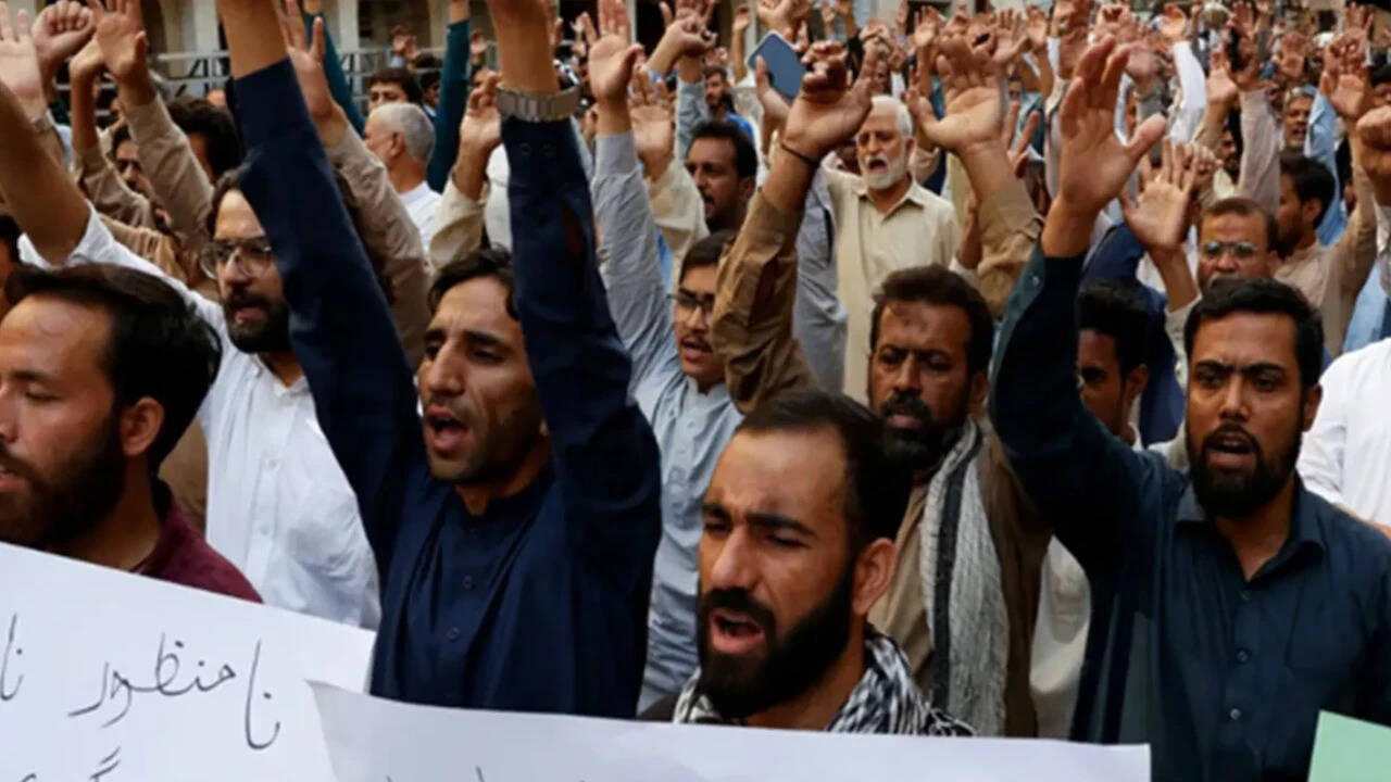 Pakistan warns of mounting economic losses amid protest threats