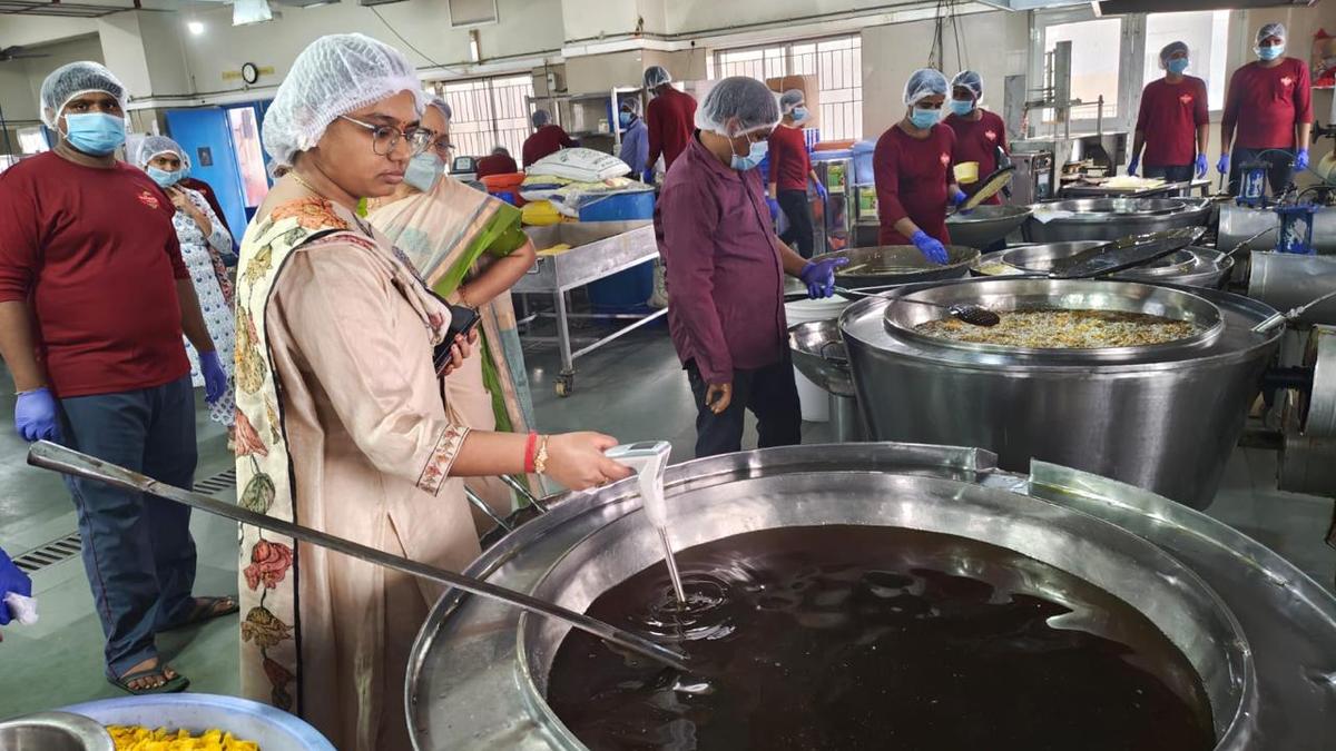 हैदराबाद में मिठाई और नमकीन की दुकानों से 15 टन खराब खाद्य पदार्थ जब्त