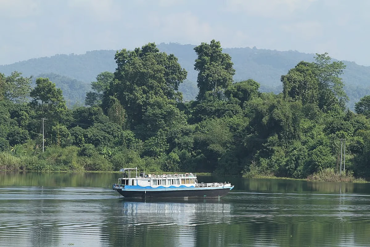 Kaptai Lake sees visitor surge during Durga Puja holiday period
