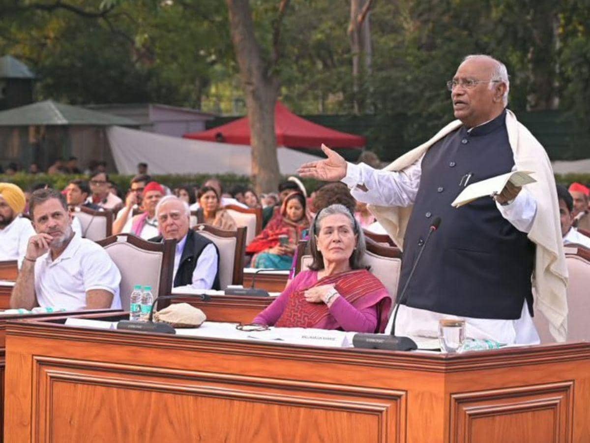 चुनाव आयोग निष्पक्ष हो, यह हमारी मांग है: खड़गे