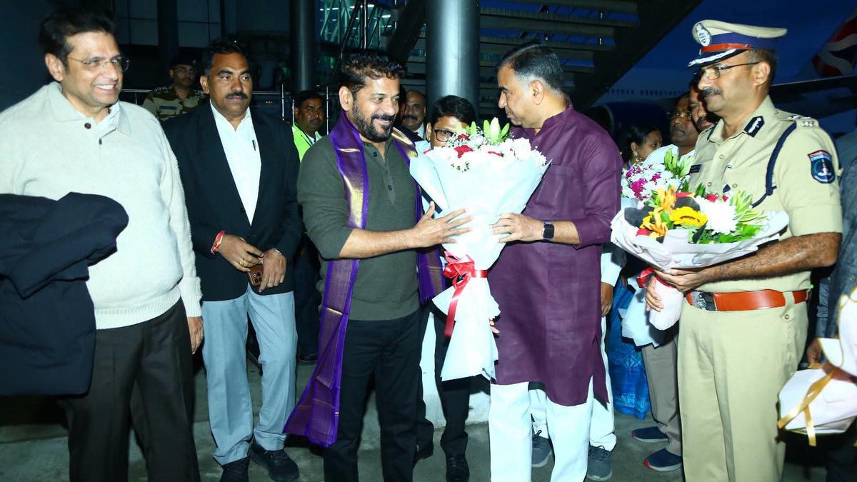 तेलंगाना सीएम रेवंत रेड्डी हैदराबाद लौटे, अमेरिकी दौरे विवाद पर चर्चा संभव
