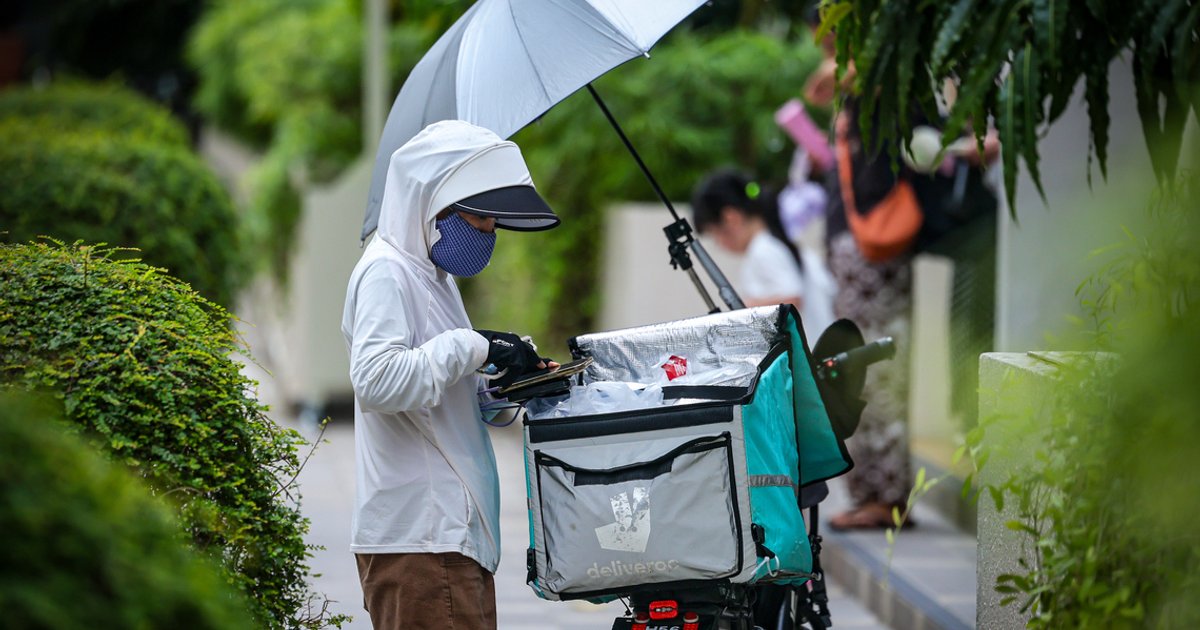 Singapore distributes N95 masks to transport workers amid haze concerns