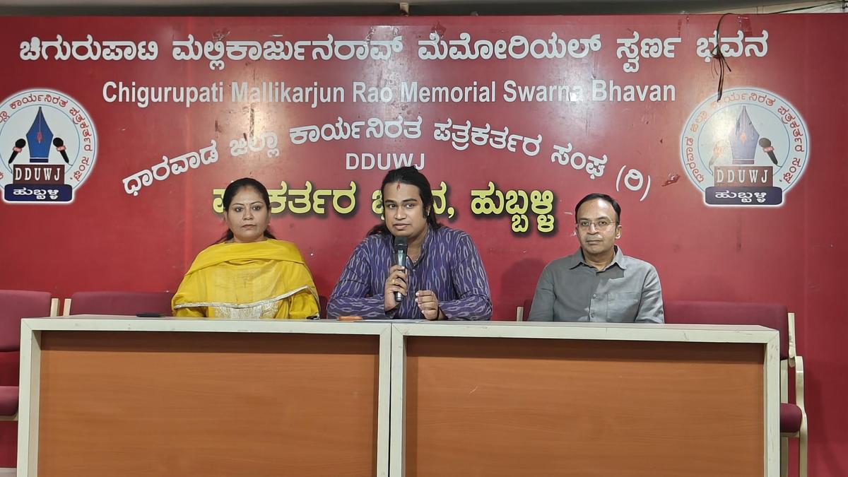 हुब्बली में राज्योत्सव समारोह में आठ वर्षीय नृत्यांगना का प्रदर्शन