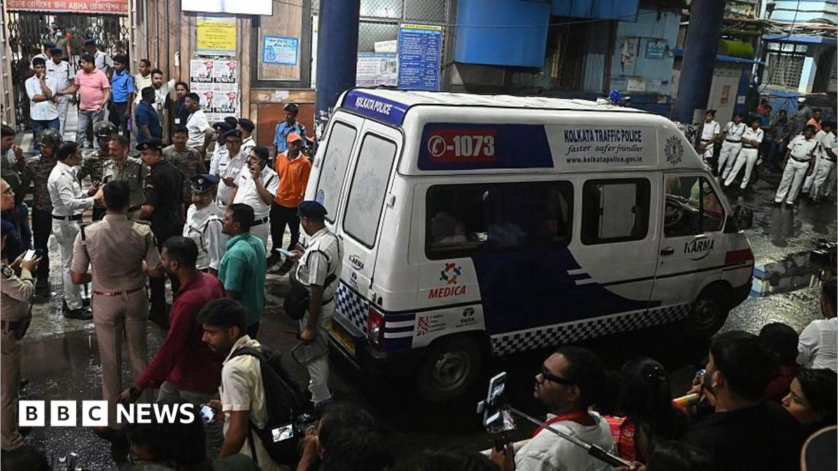 At least 17 killed in crowd crush at Kolkata Hindu festival