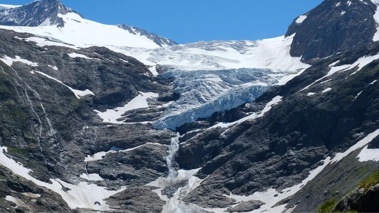 Melting glacier uncovers remains of missing Belgian climbers after 34 years