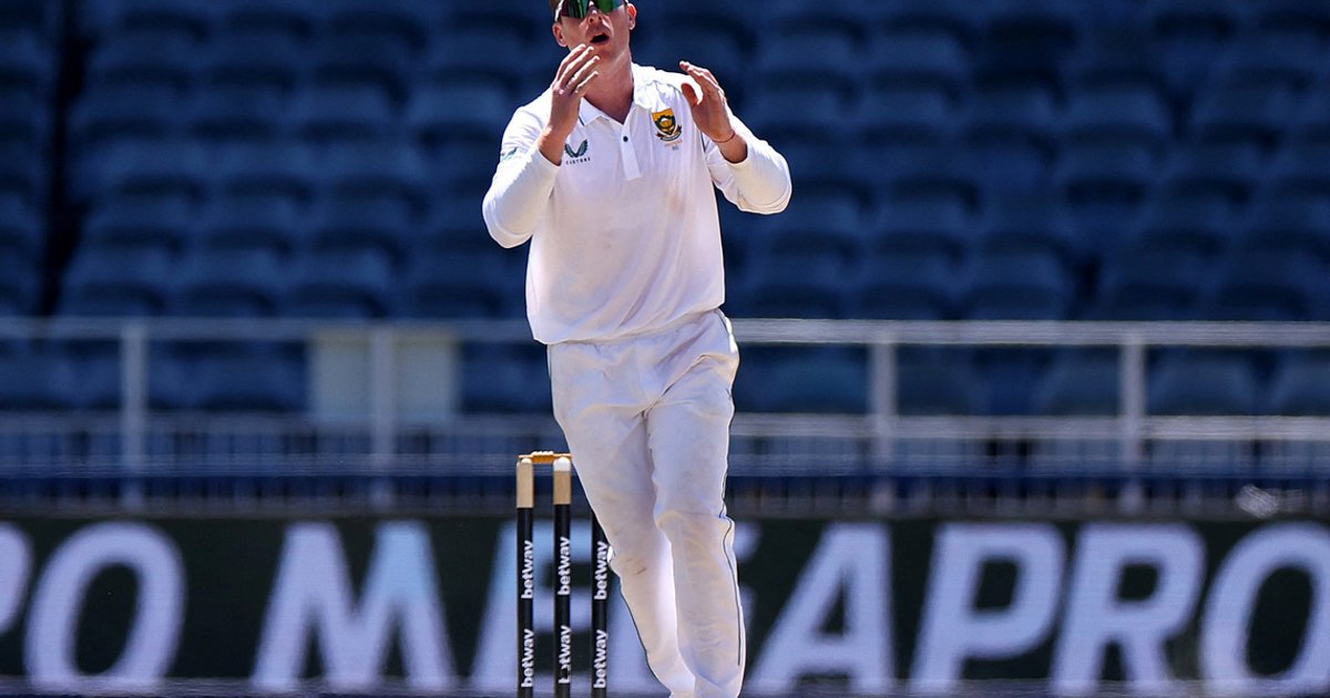 Australia reaches 90-2 in pursuit of South Africa's 329