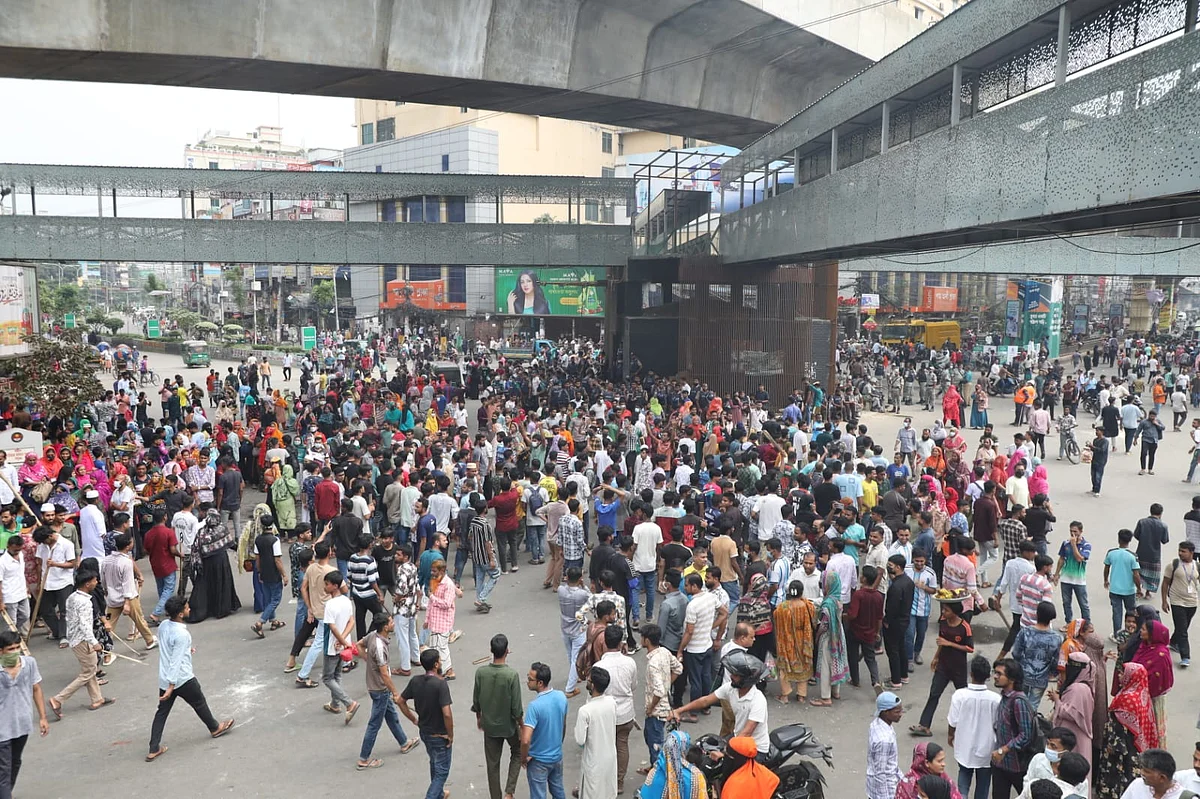 মিরপুরে পোশাক কর্মীদের আন্দোলন, ৩০ হাজার টাকা মজুরির দাবি