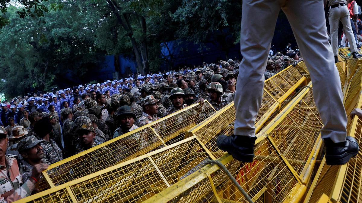दिल्ली हाईकोर्ट ने प्रदर्शनों को नियंत्रित करने पर सरकार से मांगा जवाब