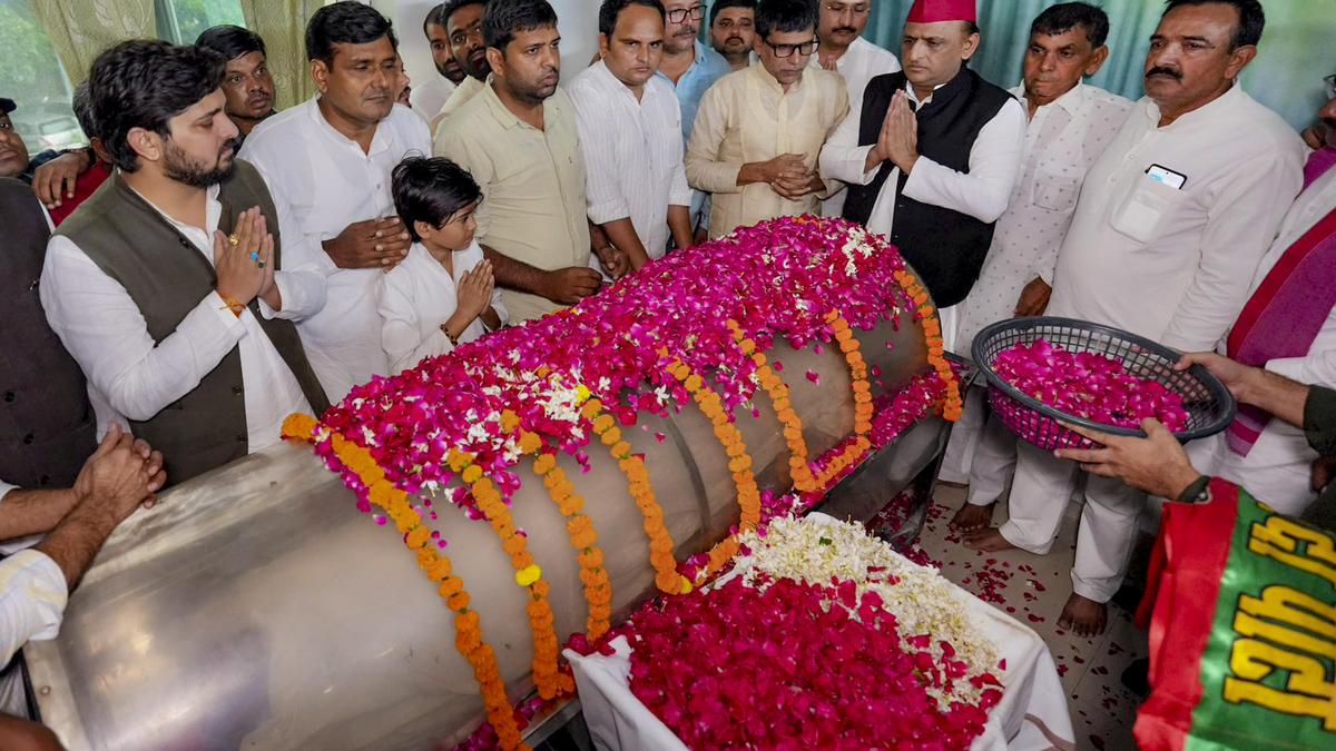 समाजवादी पार्टी के वरिष्ठ नेता राम गोविंद चौधरी का राजकीय सम्मान के साथ अंतिम संस्कार