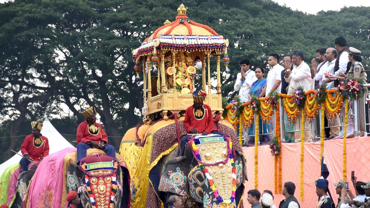 Telangana CM joins Mysuru Dasara celebrations in Karnataka