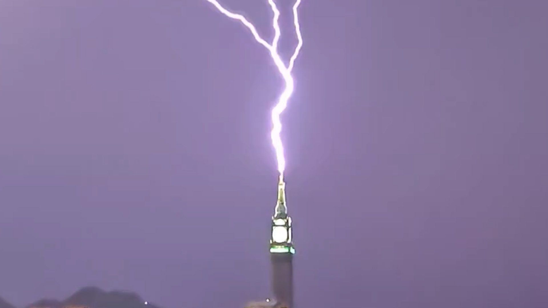 Lightning strike hits Mecca's iconic clock tower
