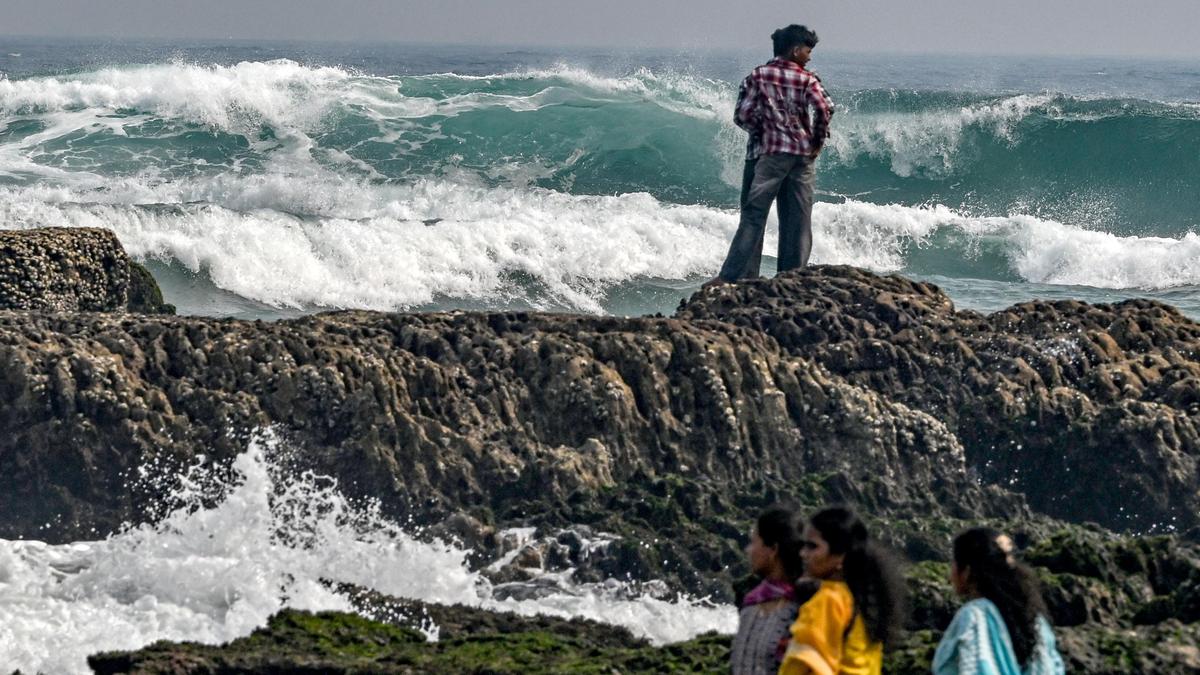 उत्तरी आंध्र के तीन जिलों में चक्रवात से बचाव की तैयारी तेज