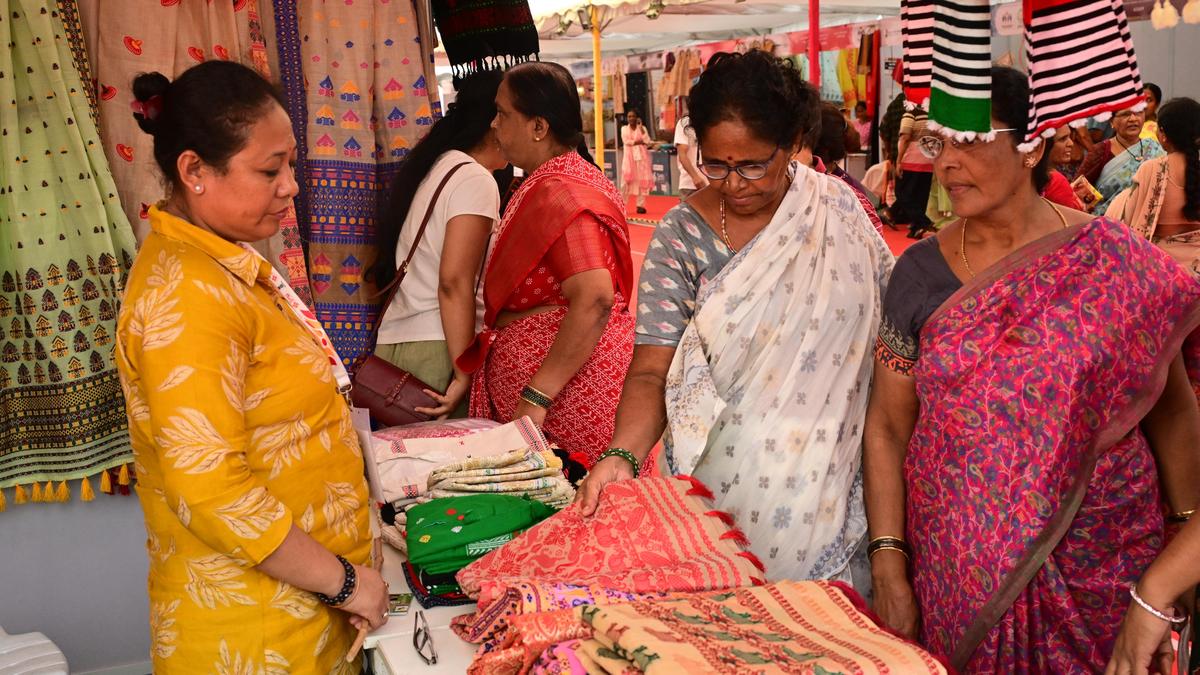 चक्रवात अर्नब के कारण विजयवाड़ा में राष्ट्रीय सरस मेला बंद
