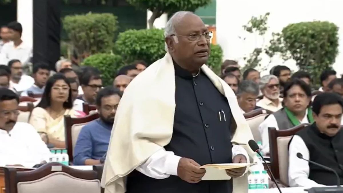 CEC के खिलाफ विरोध प्रदर्शन में 21 विपक्षी दल, खड़गे बोले- लोकतंत्र बचाना है