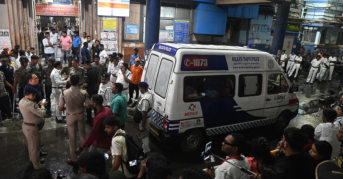 দুর্গা পূজা প্যান্ডেলে ভিড়ের কারণে ১৯ জনের মৃত্যু, আহত ২৫