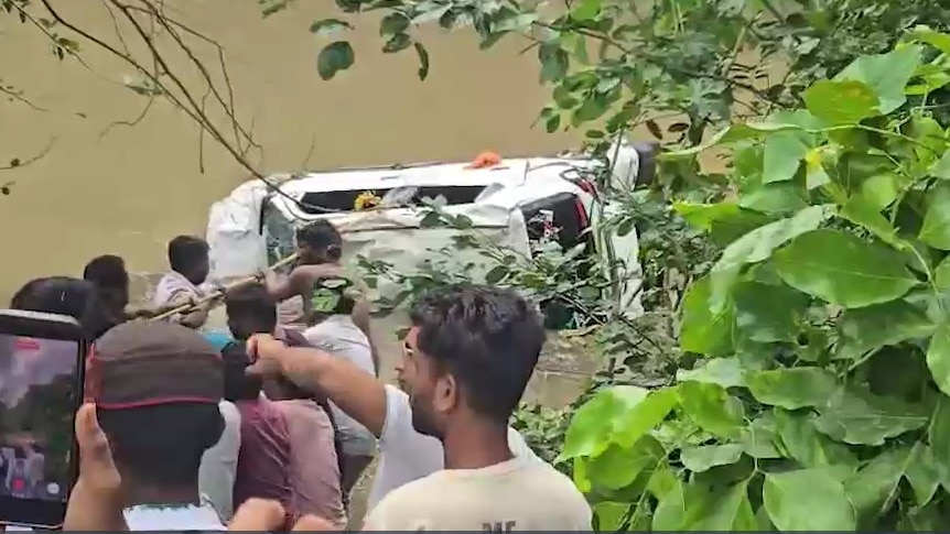 Eight pilgrims killed as car swept into flooded stream in MP
