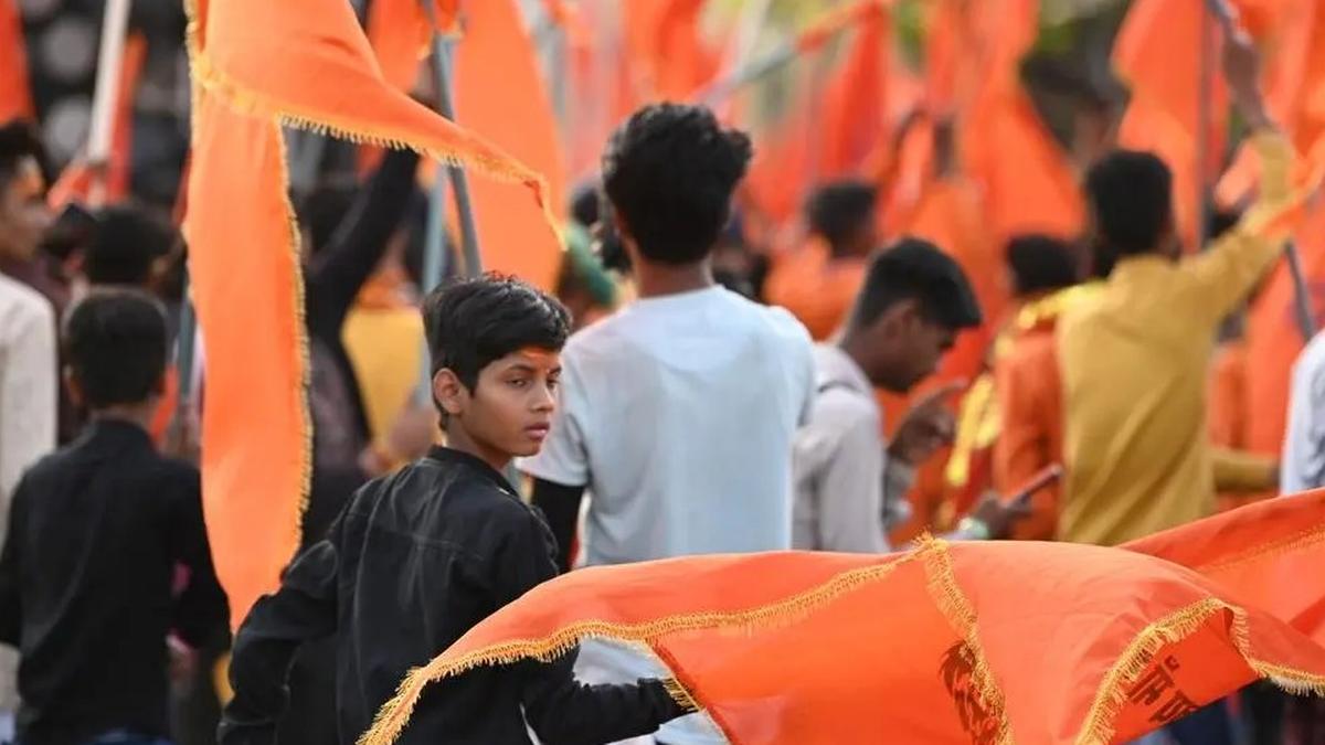कोलकाता में अनंदबाजार पत्रिका के दफ्तर के बाहर प्रदर्शन
