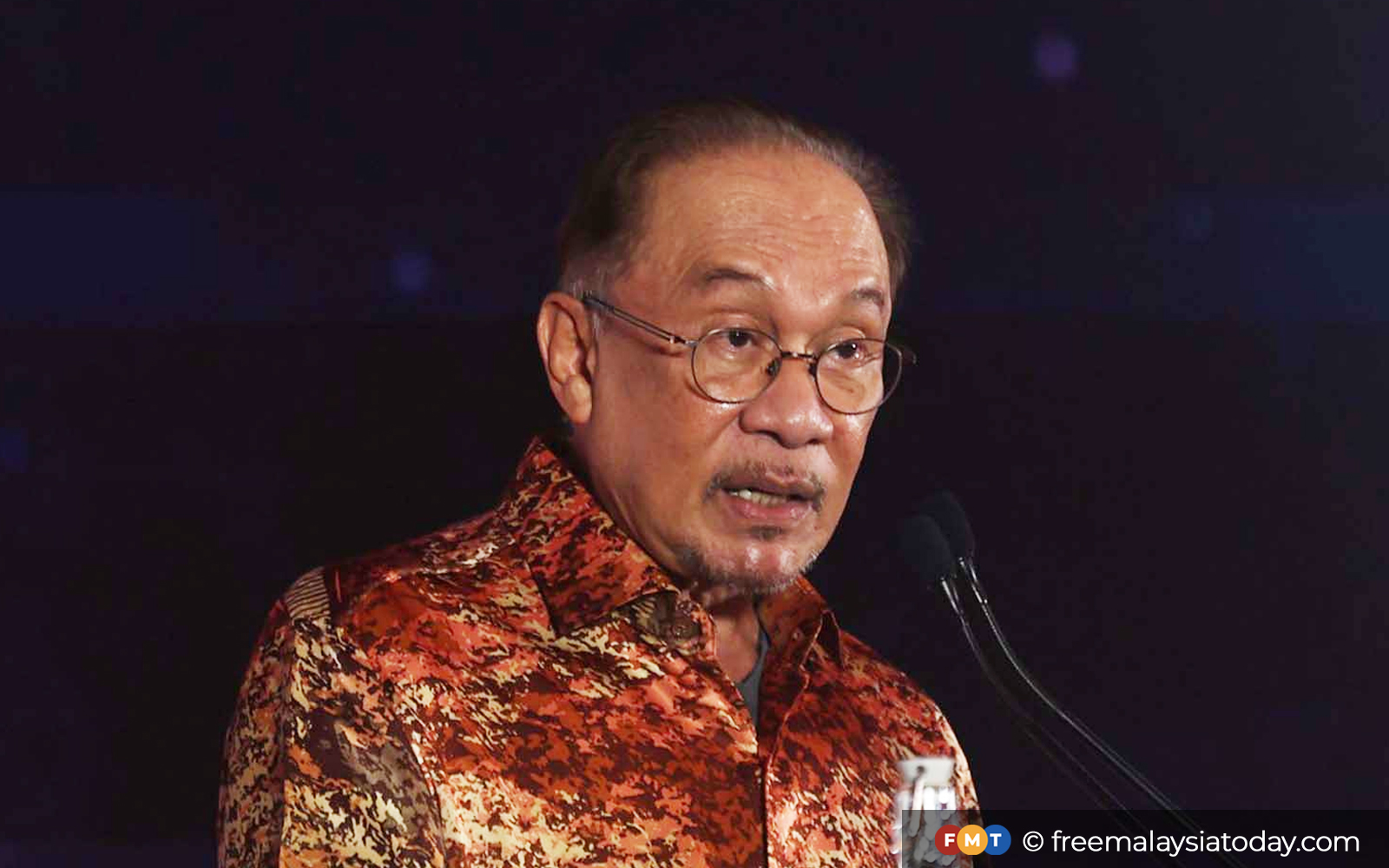 Anwar urges Parliament to abandon outdated thinking on economy