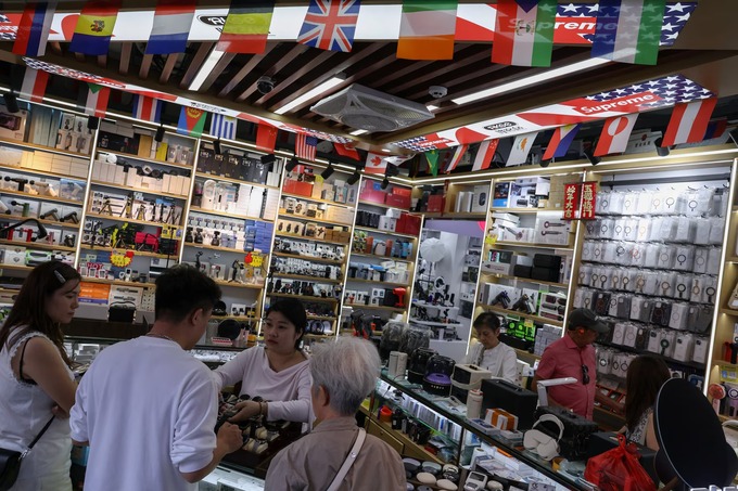 Guangdong migrants dominate world's largest electronics bazaar