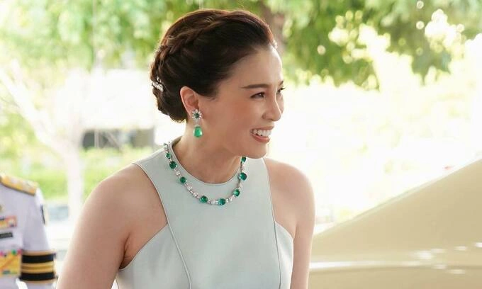 Thai Queen Blends Western Fashion with Cultural Heritage in Public Appearances