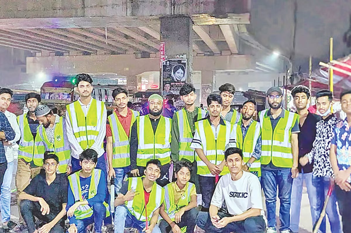 যুব সংগঠন অভিযানে দস্যুদের গ্রেফতার করছে, ইউনিফর্ম পরে অপারেশন চালাচ্ছে