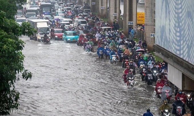 Heavy overnight rainfall inundates Hanoi, halting traffic and commerce