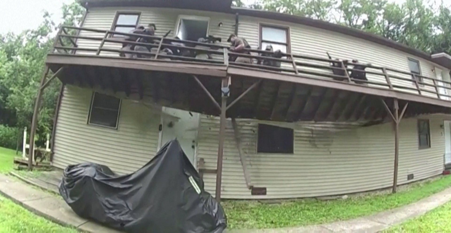 Body camera footage shows deck collapse injuring Missouri police officers