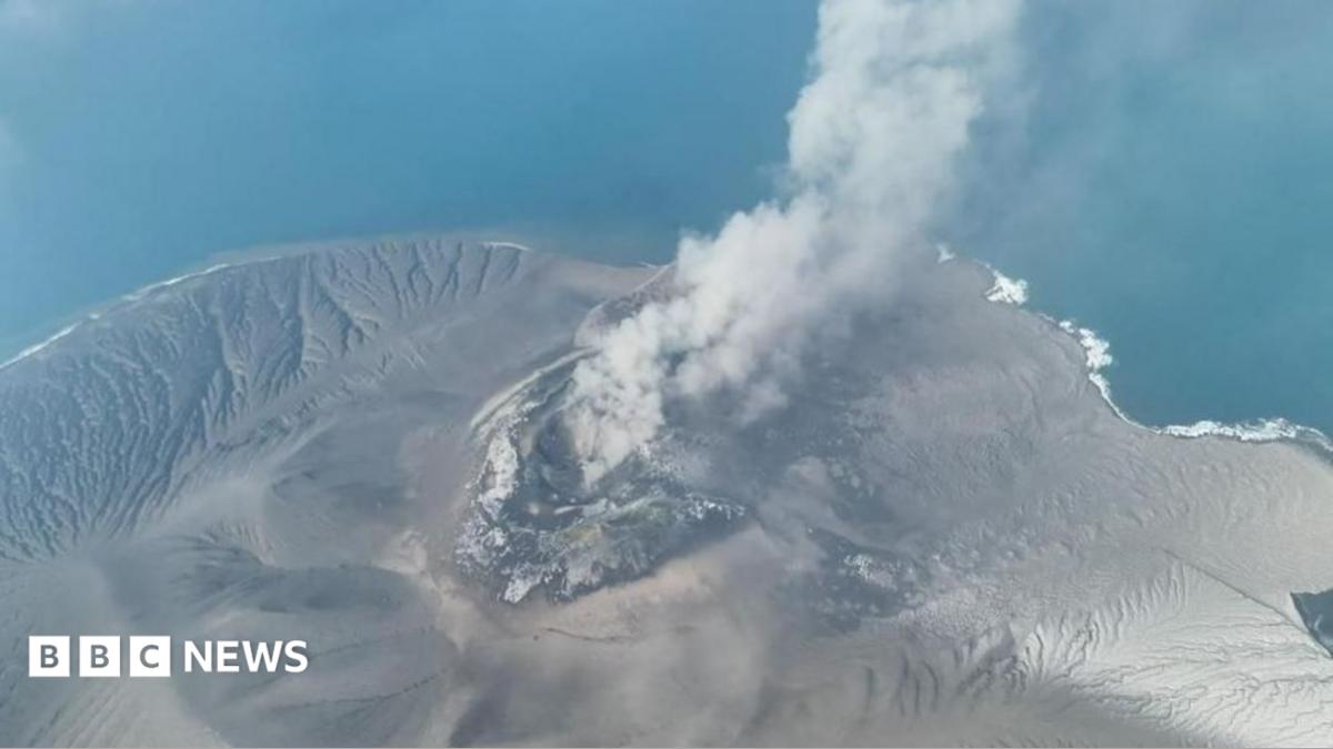 Indonesian volcano eruption strands 270,000 as airports remain closed