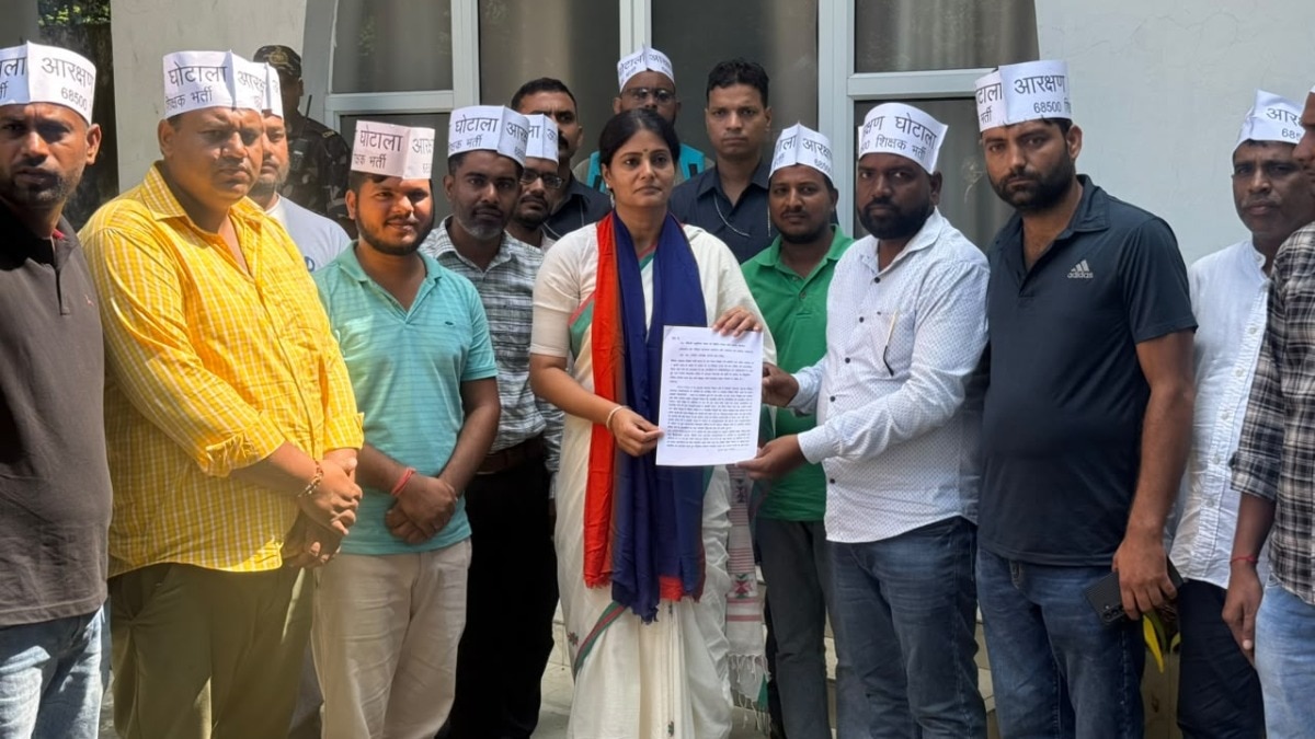 यूपी शिक्षक भर्ती: अभ्यर्थियों का केंद्रीय मंत्री से मिलना, CM योगी को ज्ञापन सौंपने की तैयारी