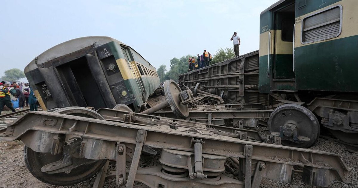 Four killed as passenger train derails in Pakistan
