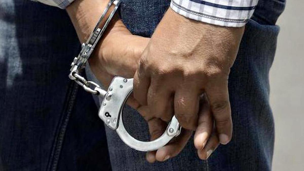 मुंबई में महिला ने कई गाड़ियों को टक्कर दी, पुलिस पर चढ़ाने का प्रयास