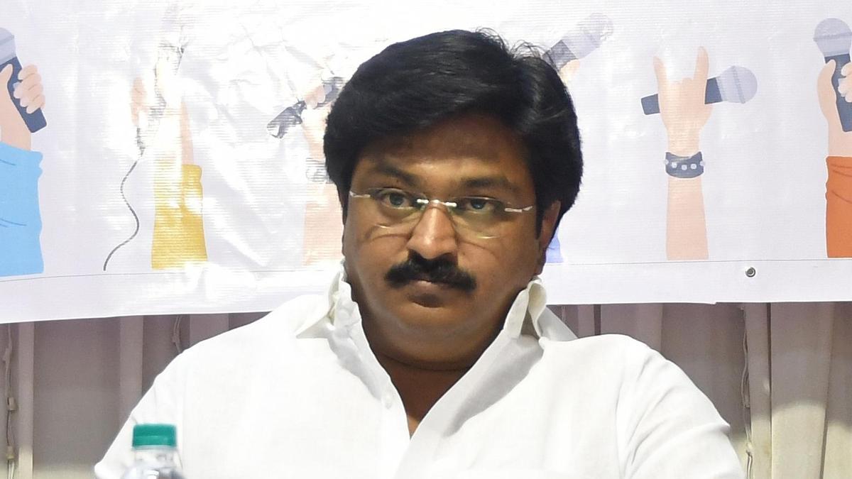 वेलाचेरी के पूर्व विधायक आसान मौलाना को तीन साल के लिए चुनाव लड़ने से प्रतिबंध