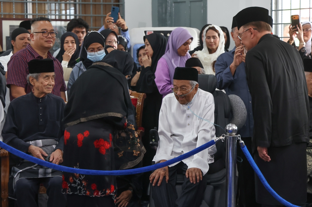 Tun M in good health but struggles with loneliness, says Marina