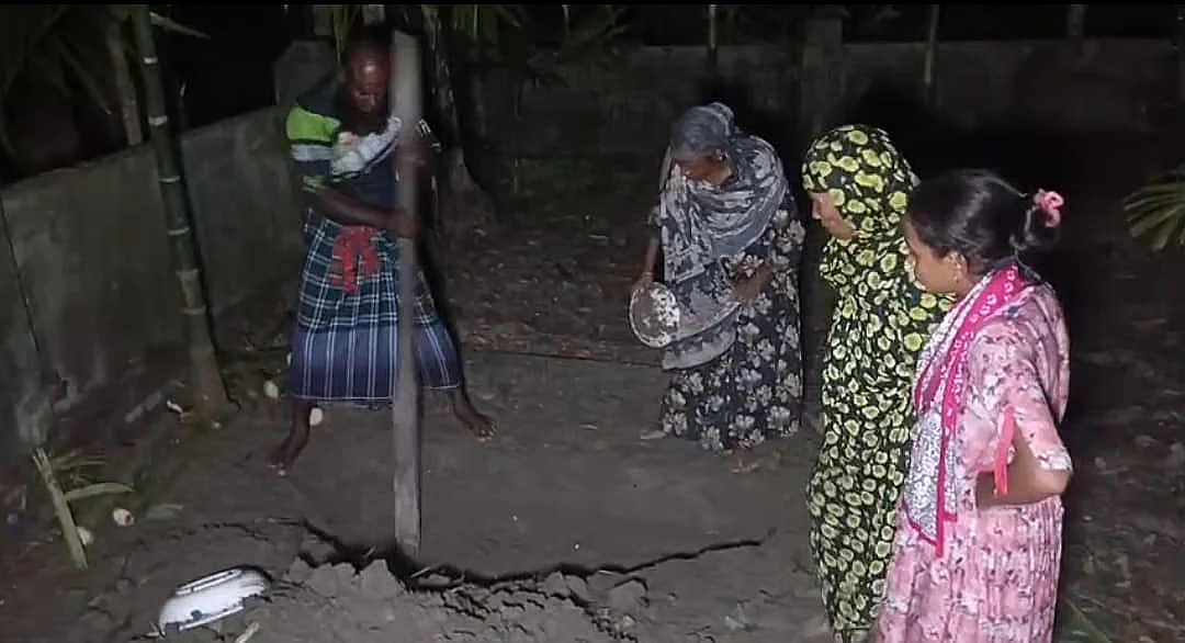 মুক্তিযোদ্ধা মানিক পাশারীর পিরোজপুরে সমাহিত, স্মৃতিচিহ্ন রেখে গেলেন আত্মীয়-স্থানীয়রা
