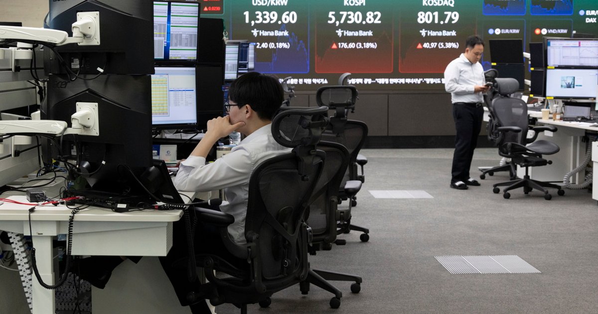 Tech selloff triggers bond rally, dims Fed rate hike expectations