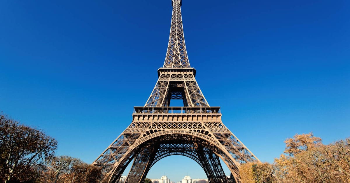Menara Eiffel ditutup dalam kontroversi penyingkiran pekerja wanita