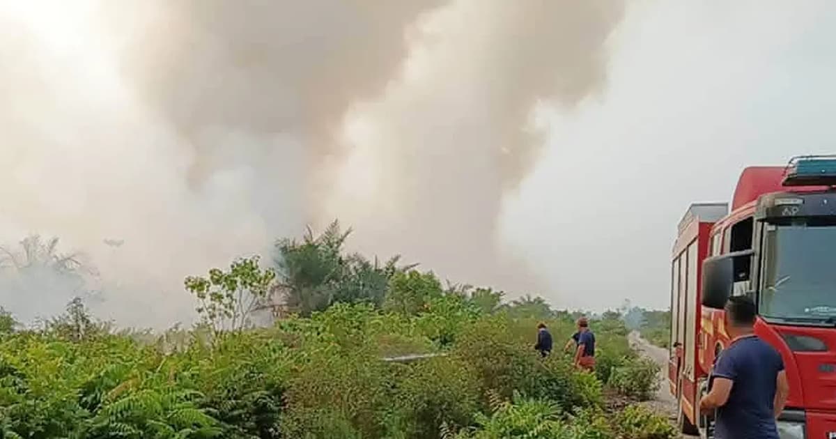 Anggota Bomba Terus Berjuang Padamkan Kebakaran di Betong, Sarawak
