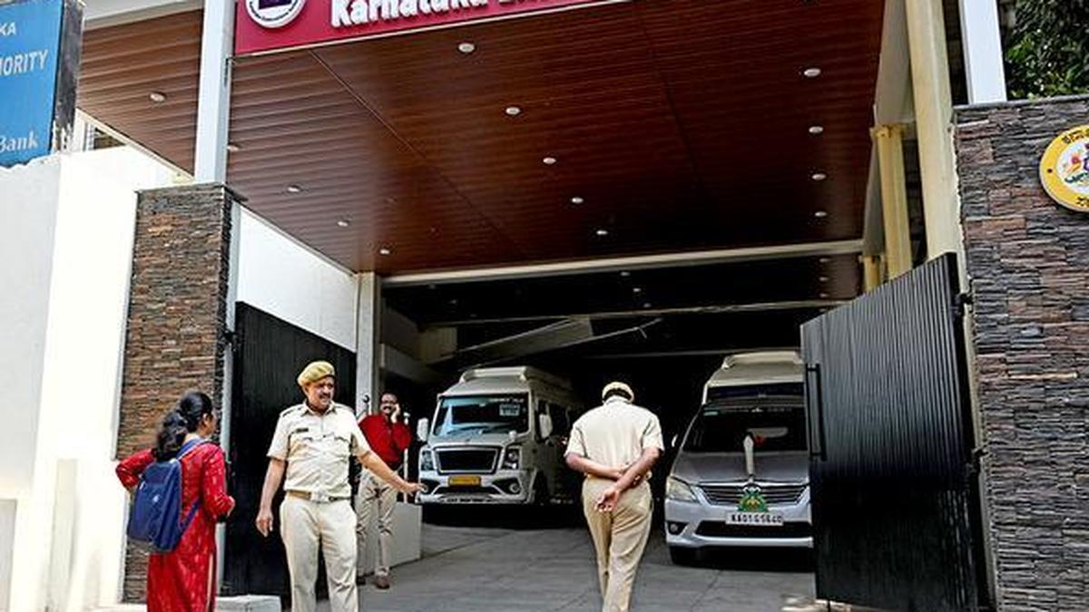 कर्नाटक में छात्रों को नहीं मिले कॉलेज, फीस जमा करने के बाद